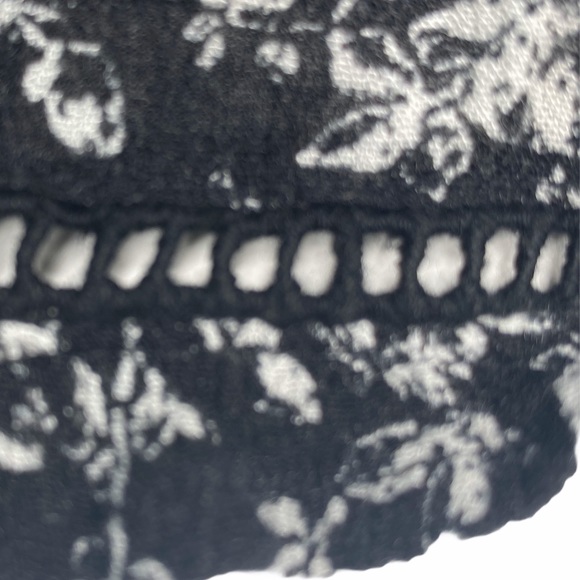 Full Tilt ꕥ Floral Window Pane Lace Trim Short ꕥ Black with White Print ꕥ Size M - Picture 9 of 13